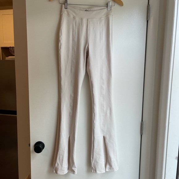 Alo Yoga High Waist Flutter Legging in Ivory - small - Picture 1 of 4